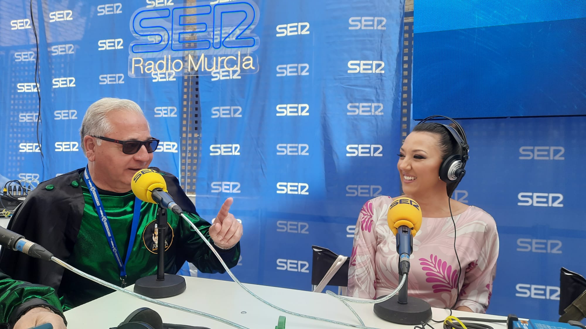 El Gran Pez, José María Moreno, y Doña Sardina, Carmen Conesa, durante su intervención en el especial Hoy por hoy Murcia, con motivo de las Fiestas de Primavera