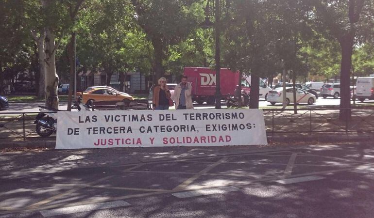 María Dolores García, viuda de un policia nacional asesinado por ETA, y su hijo José Miguel Cedillo, a las puertas del Ministerio del Interior