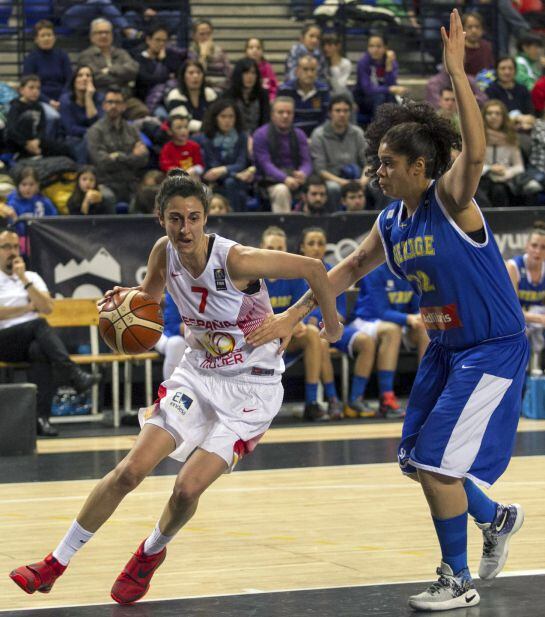 GRA578. LOGROÑO, 24/02/2016.- La jugadora de la selección española de baloncesto Alba Torrens (i) con la jugadora de la selección sueca Amanda Zahui (d), durante el partido de clasificación para el Campeonato de Europa que ambas selecciones han disputado 