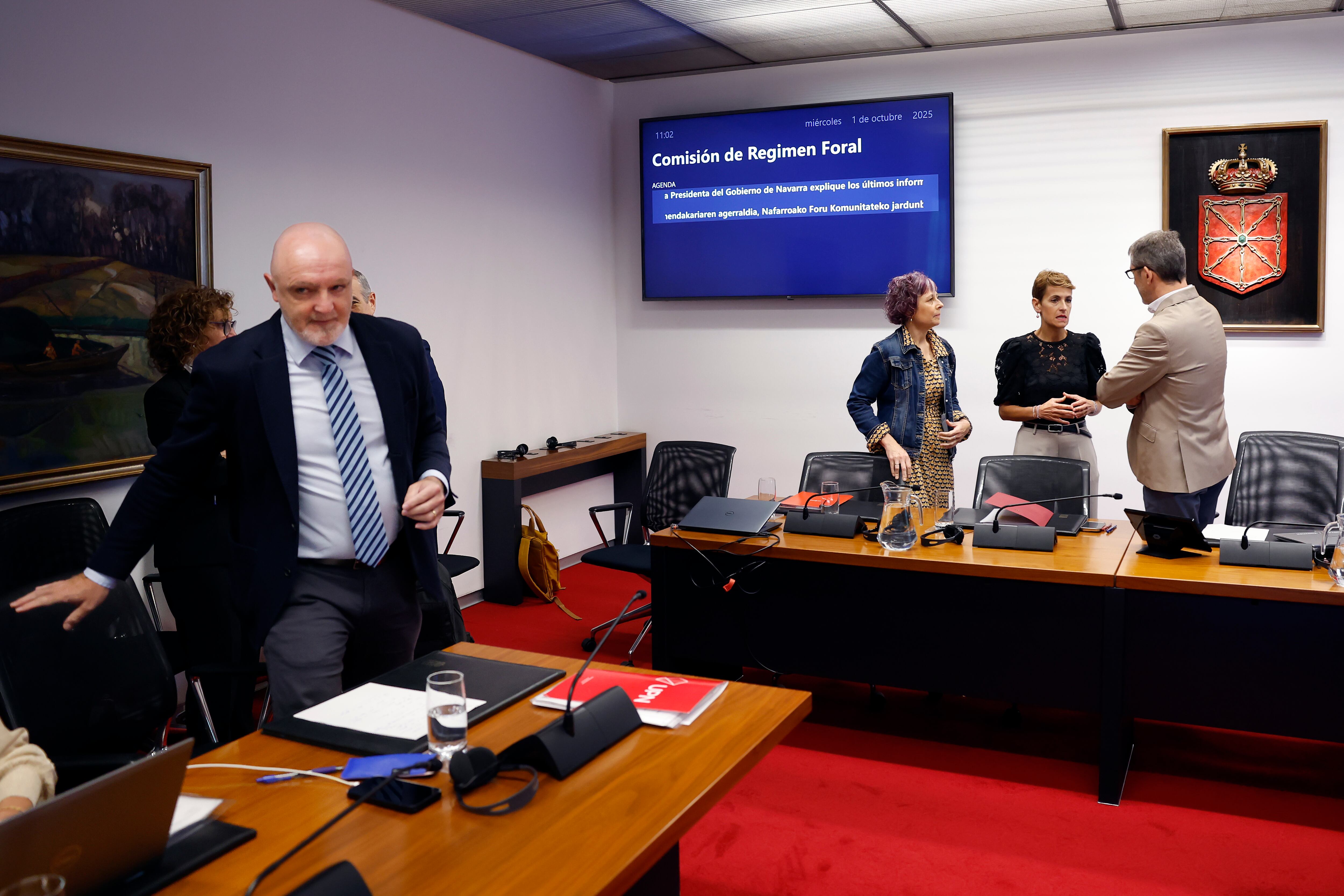La presidenta de Navarra, María Chivite (3i), junto a la Consejera de Cultura, Deporte y Turismo Rebeca Esnaola (2i), el presidente de la comisión correspondiente Javier Lecumberri (d) y el parlamentario de UPN, Javier Esparz (i), durante su comparecencia en el Parlamento para explicar los últimos informes elaborado por la Oficina de Buenas Prácticas y Anticorrupción de la Comunidad Foral