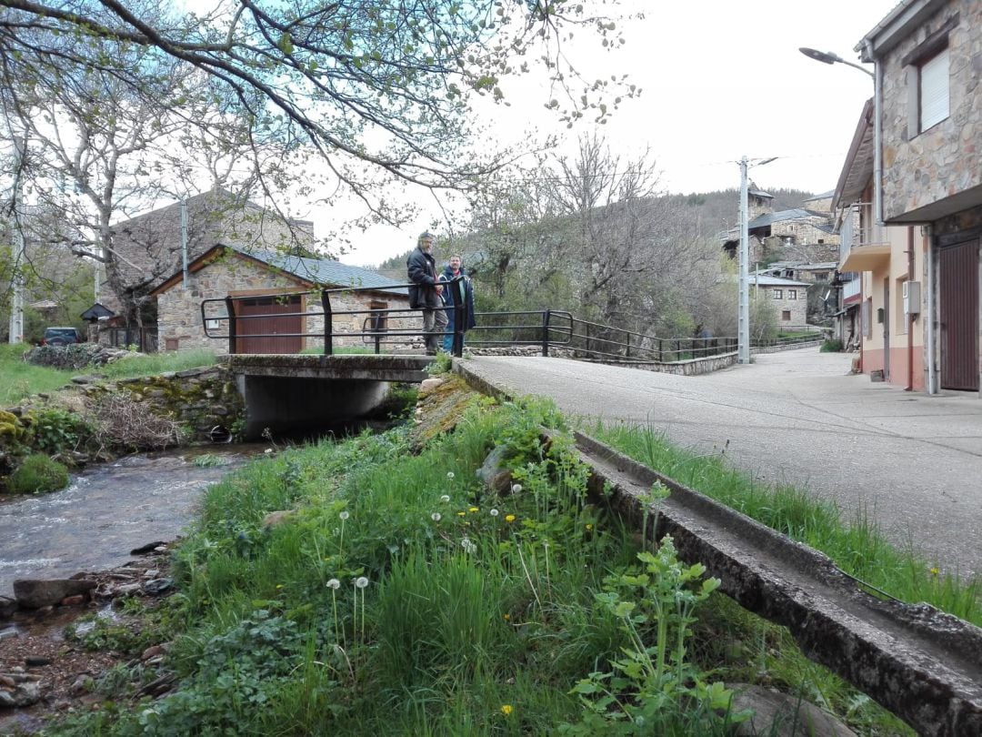 Feliciano y Enrique sobre el puente del Fontirin