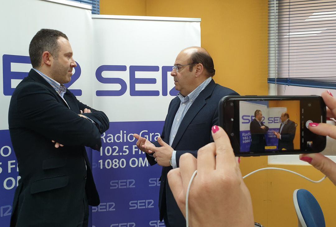 El presidente del PP de Granada, Sebastián Pérez(d), junto al director general de Radio Granada, Adolfo Machado(i), en los estudios de la emisora en una foto de archivo