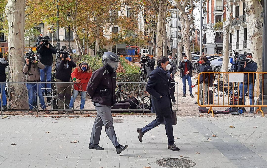 Sergio Ríos (con casco), quien fuera chófer del extesorero del PP Luis Bárcenas, llega a la Audiencia Nacional, acompañado de su abogado.