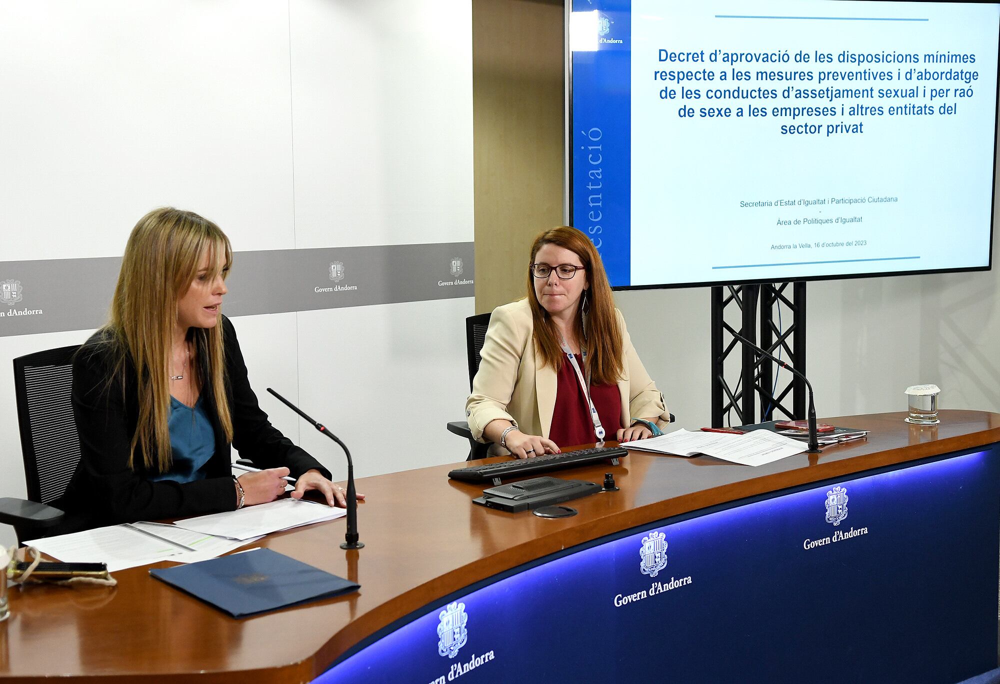 La secretària d'Estat d'Igualtat, Mariona Cadena, i la cap de l'àrea de Polítiques d'Igualtat, Mireia Porras, durant la presentació del codi de prevenció de l'assetjament laboral al sector privat.