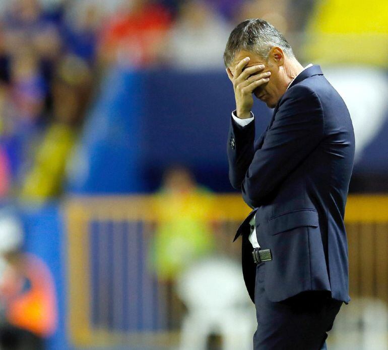 GRA368. VALENCIA, 23/09/2015.- El entrenador del Levante Lucas Alcaraz, durante el partido frente al Eibar de la quinta jornada de la Liga de Primera División que se juega esta tarde en el estadio Ciutat de Valencia. EFE/Juan Carlos Cárdenas