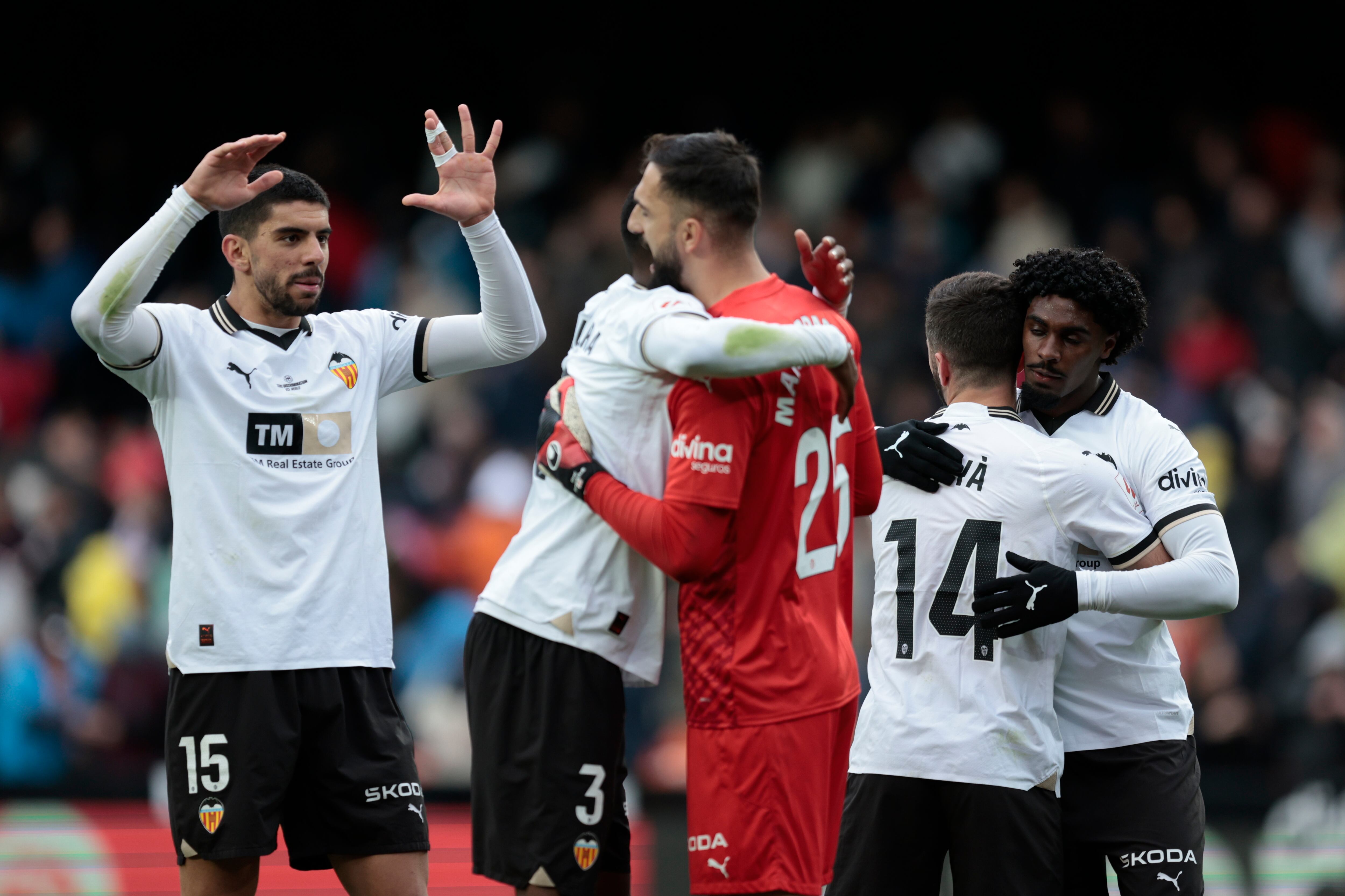 VALENCIA, 09/03/2024.- Los jugadores del Valencia celebran la victoria ante el Getafe, durante el partido de la jornada 28 de la Liga EA Sports que disputan Valencia y Getafe en el estadio de Mestalla. EFE/Biel Aliño
