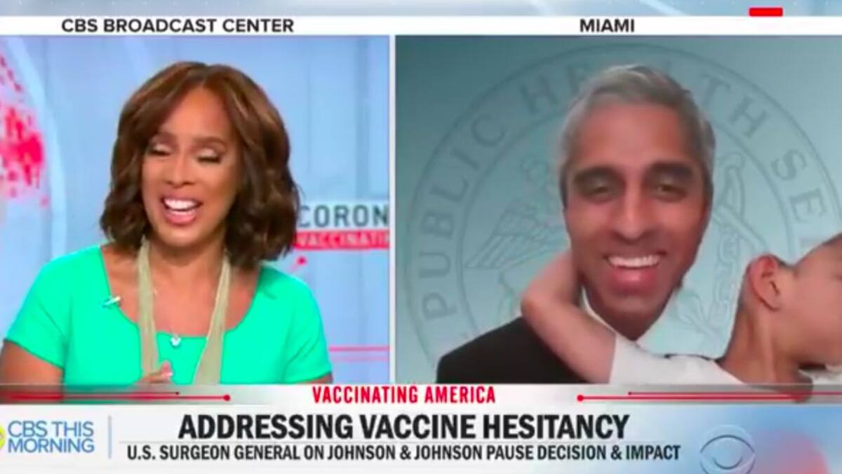 La espontánea y simpática entrada de un niño en un directo de la CBS mientras su padre habla sobre las vacunas