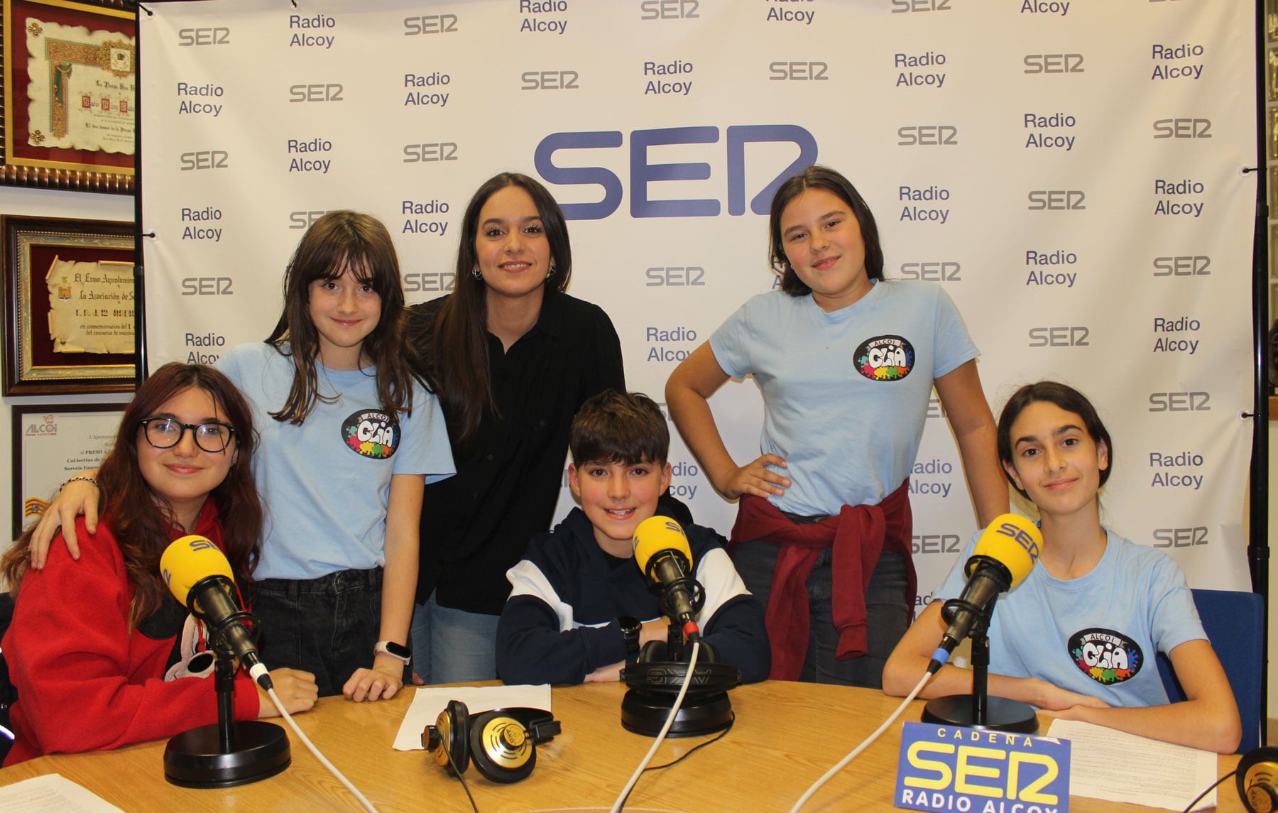 Saray Moreno, Lliris Ferrando, Nerea Gil, técnica del departamento de Juventud,  Cecilia Pedraza y Altea Sanchis, en el estudio central de Radio Alcoy