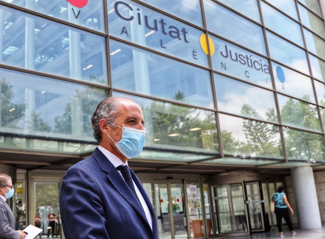 Francisco Camps, en su salida de la Ciudad de la Justicia de Valencia