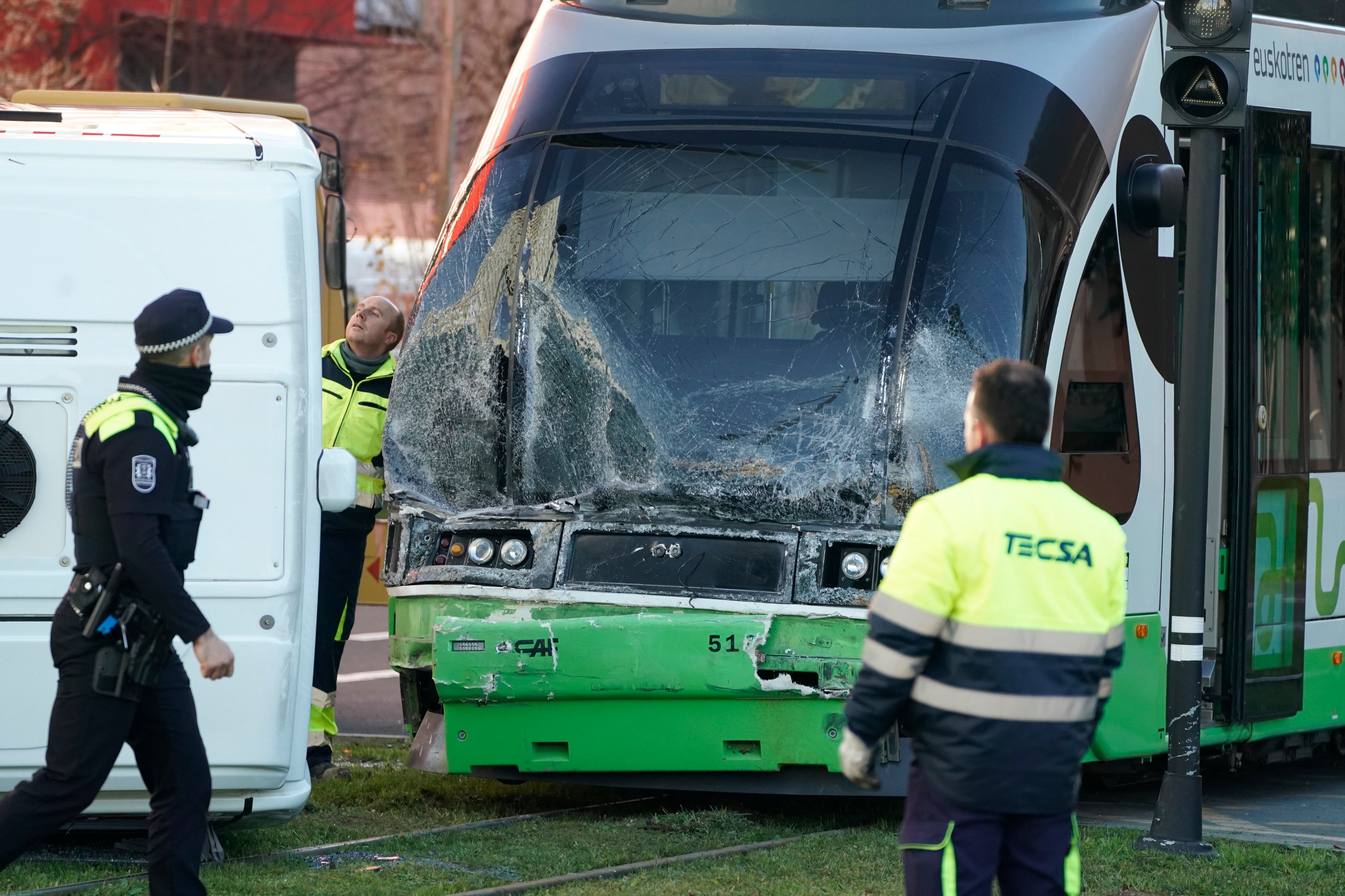 VITORIA, 15/01/2025.- Siete personas han resultado heridas en un accidente ocurrido a primera hora de este miércoles en Vitoria al colisionar una unidad del tranvía con un microbús, que ha quedado volcado sobre la calzada mientras que el tren ligero ha descarrilado. EFE / L. Rico
