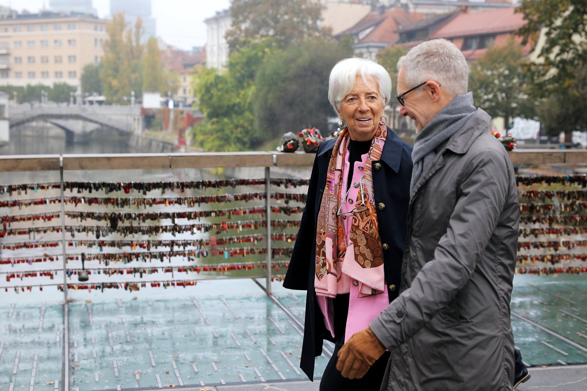 La presidenta del Banco Central Europeo, Christine Lagarde y el gobernador del banco de Eslovenia, Boštjan Vasle, visitan un mercado de productores locales en Ljubljana (Eslovenia), antes de la reunión del consejo de gobierno del BCE