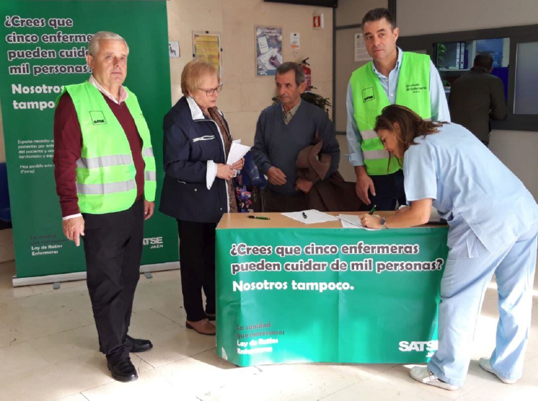 Miembros del Sindicato de Enfermería recogen firmas en Linares