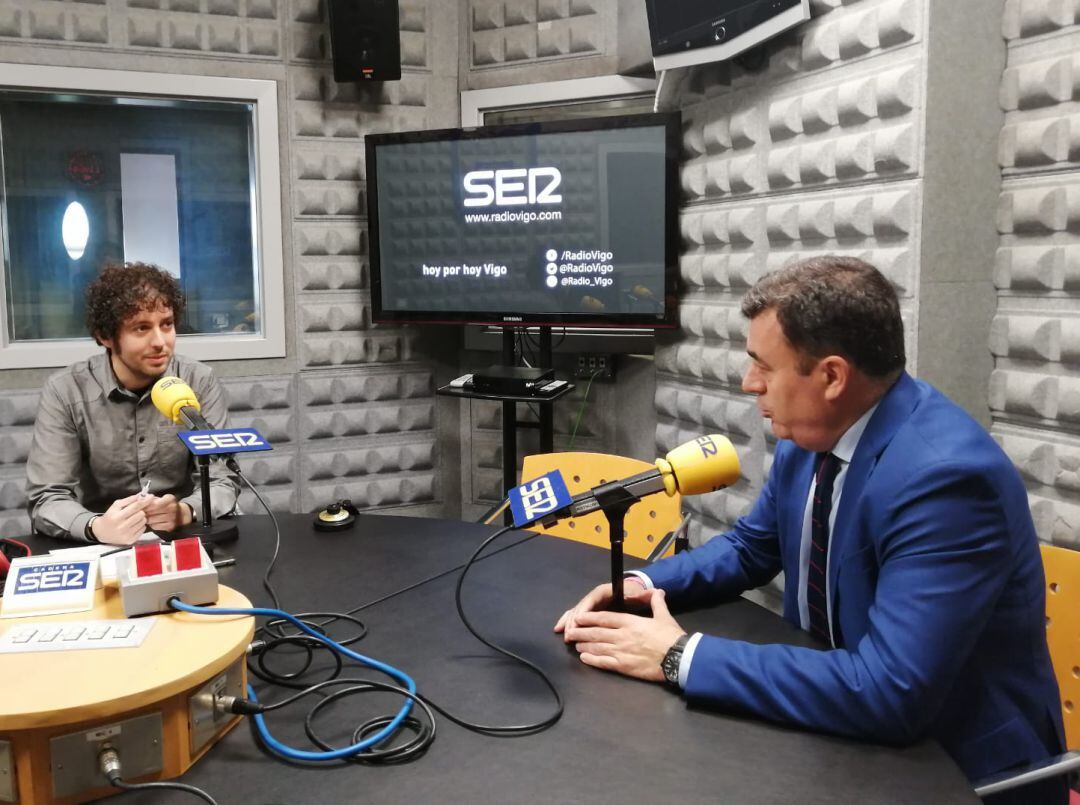 Entrevista en los estudios de Radio Vigo al conselleiro de Cultura e Turismo, Román Rodríguez (derecha). 