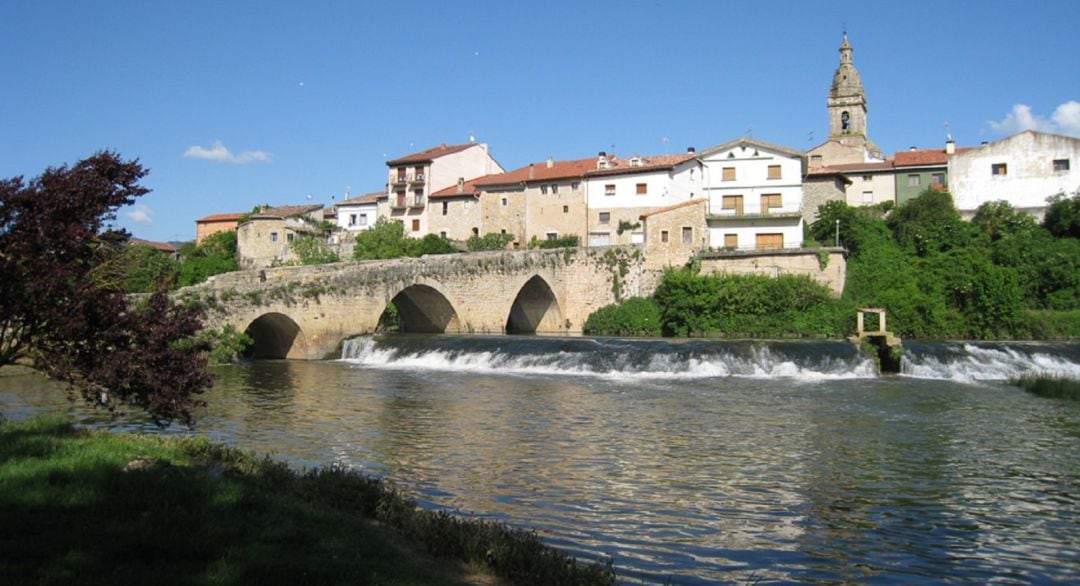 Puente medieval y viviendas de la Puebla de Arganzón