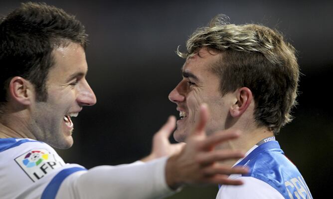 Agirretxe felicita a Griezzmann por su gol.