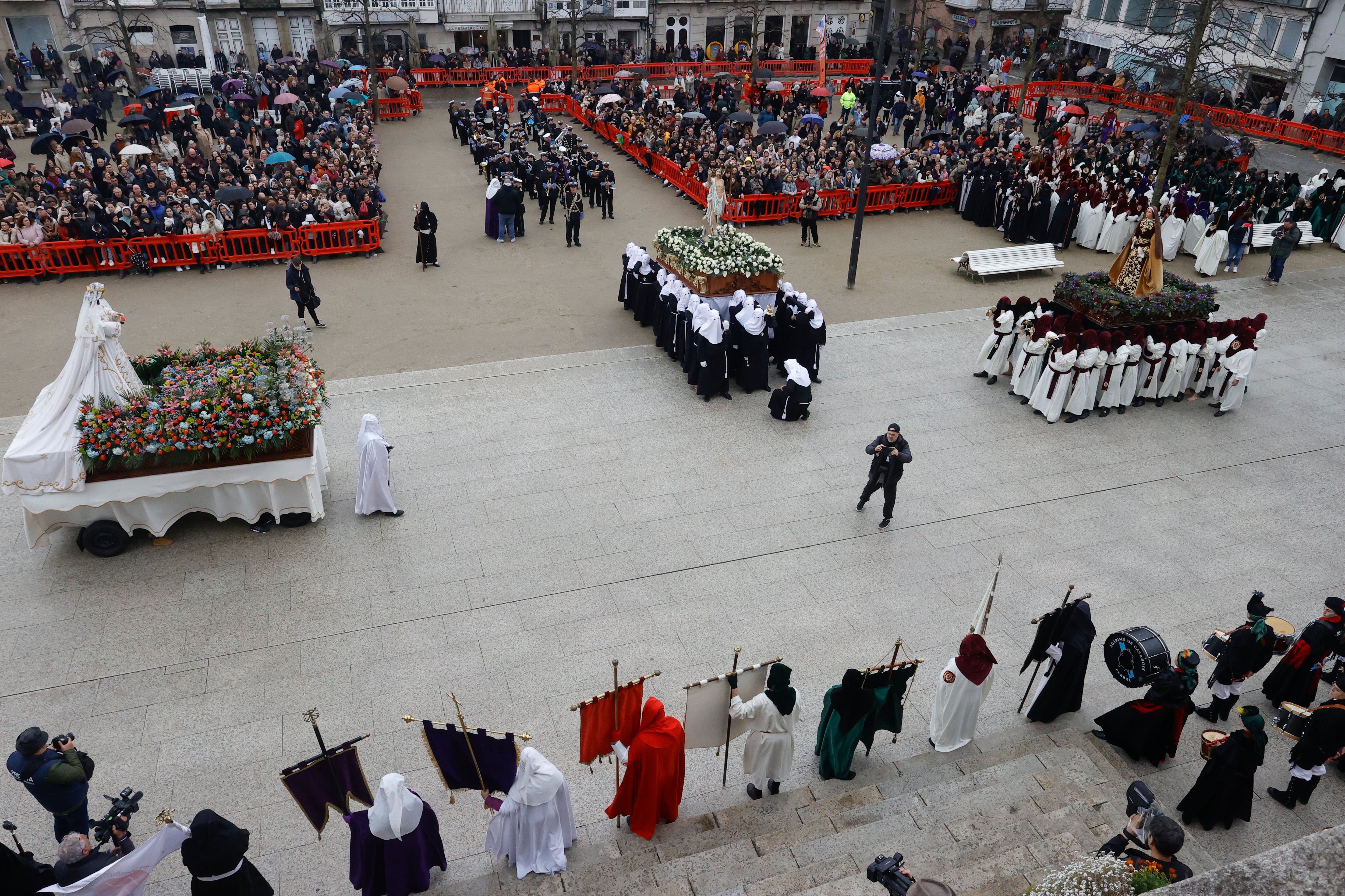 FERROL, 31/03/2024.- Las cofradías de la Soledad, la Merced y las Angustias cierran la Semana Santa de Ferrol con la procesión de la Resurrección, que parte por primera vez desde la plaza de Armas, donde tras el encuentro los cofrades se sacan el capuz en señal de alegría. EFE/ Kiko Delgado.