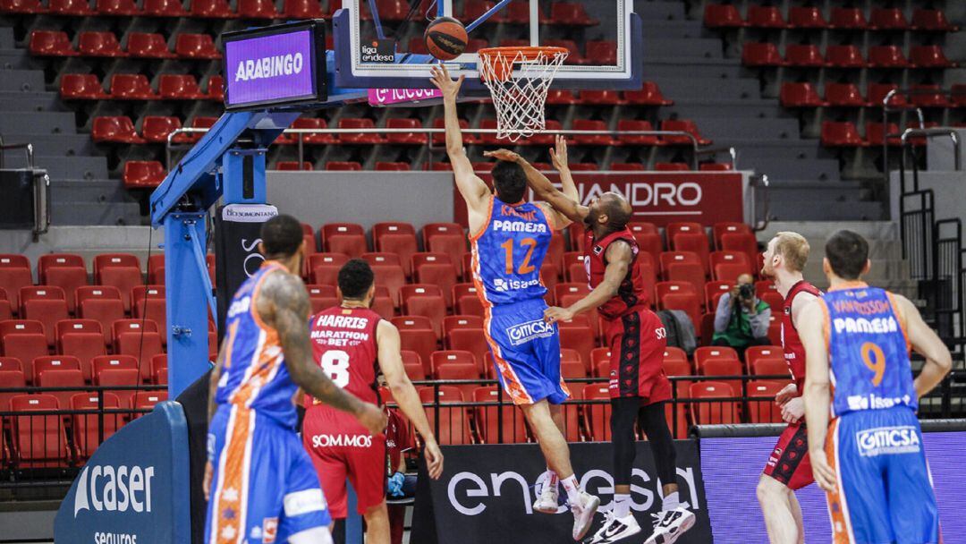 Imagen del partido entre Casademont Zaragoza y Valencia Basket