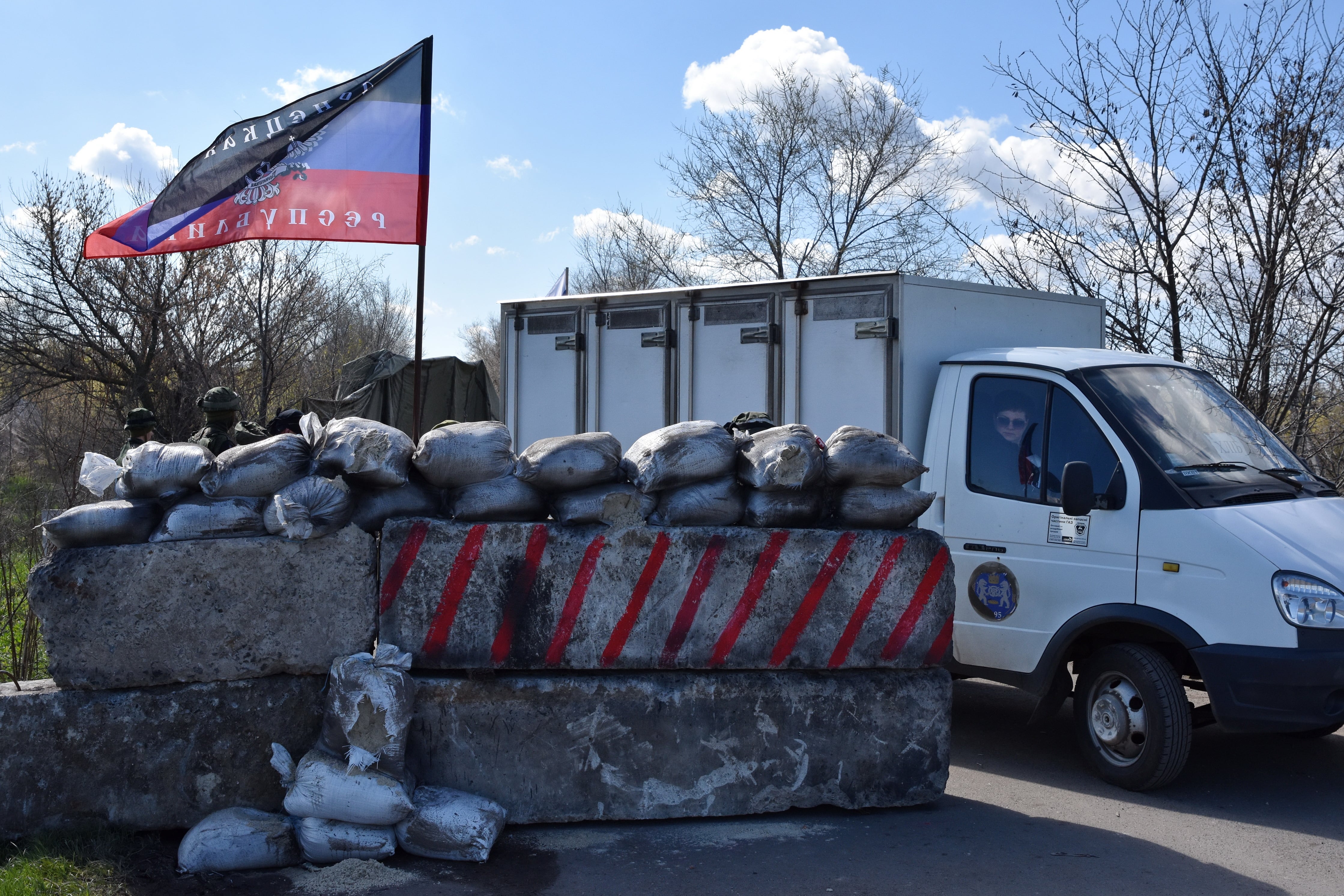 Residentes de Sloviansk pasan junto a un control fronterizo en la autoproclamada República Popular de Donetsk, anexionada por Rusia en 2022