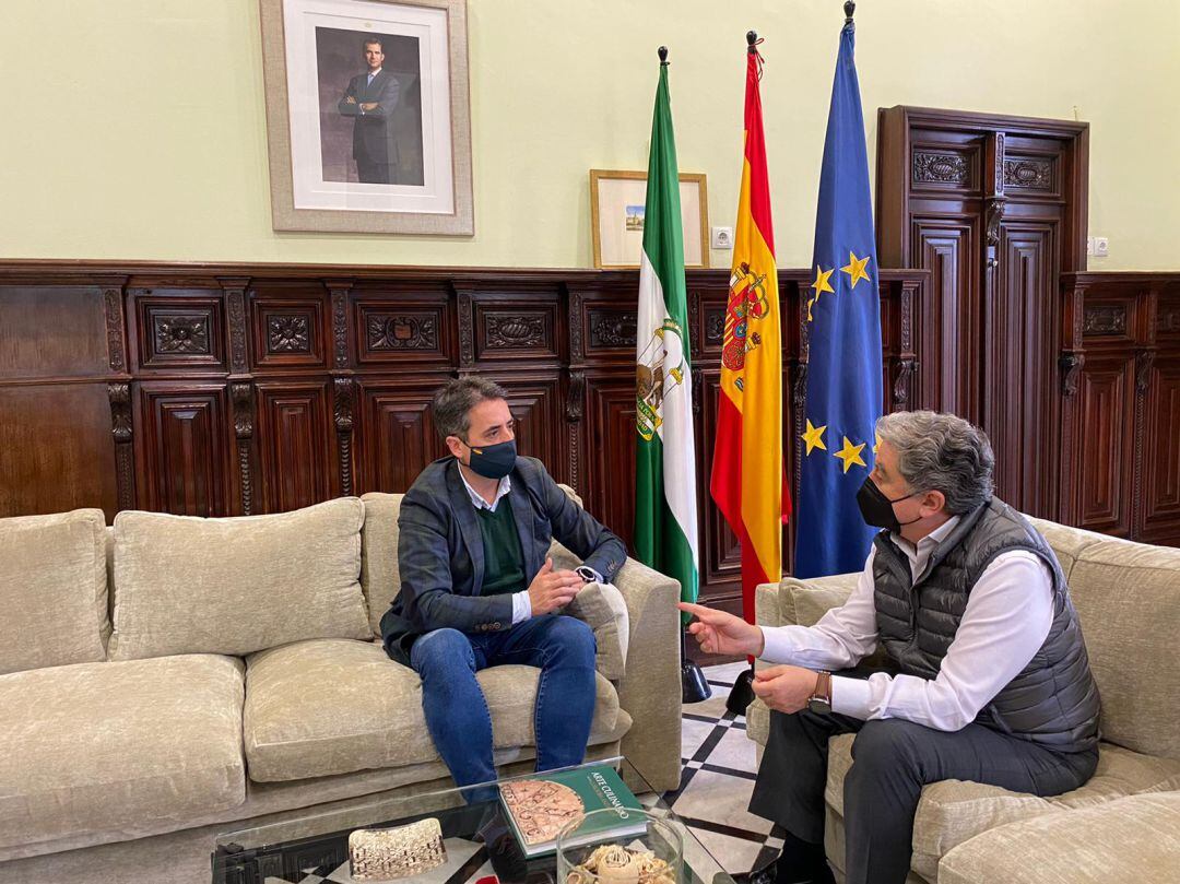 Momento de la reunión con el secretario general de Acción Exterior de la Junta de Andalucía, Enric Millo