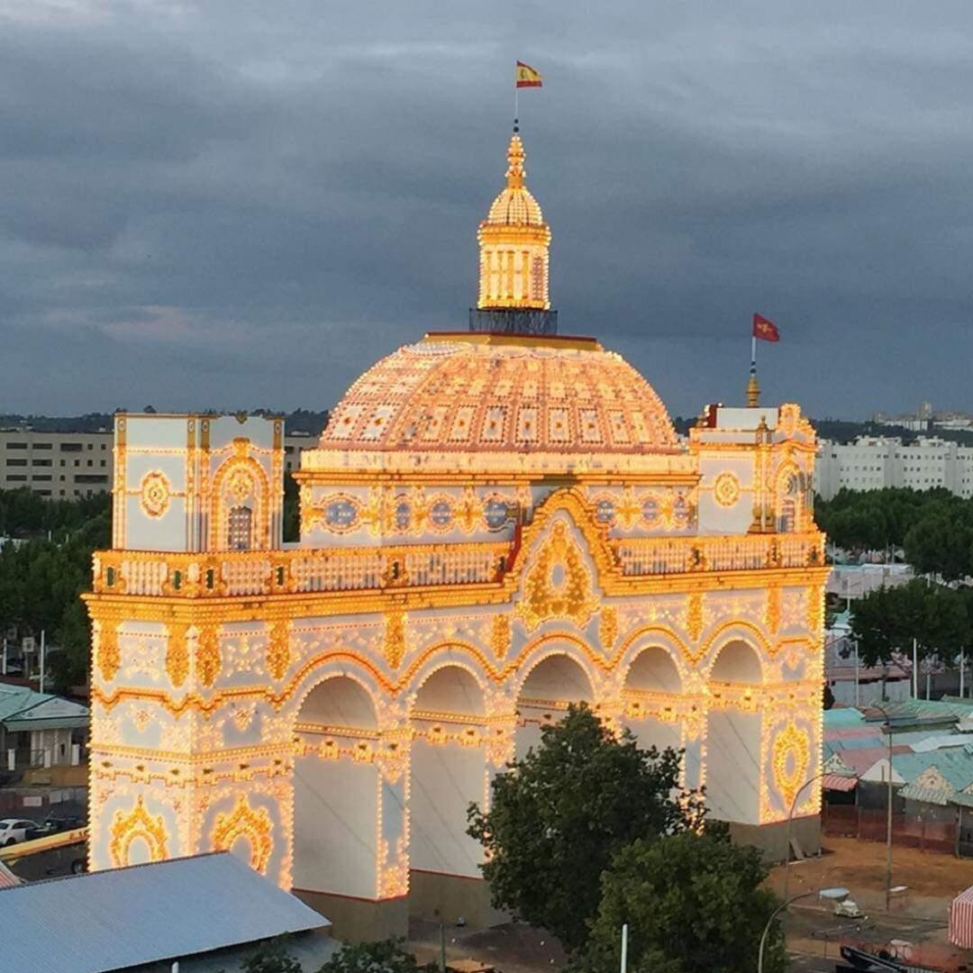 La Portada de la Feria de Sevilla 2019 en una de las pruebas de su alumbrado realizadas en los últimos días