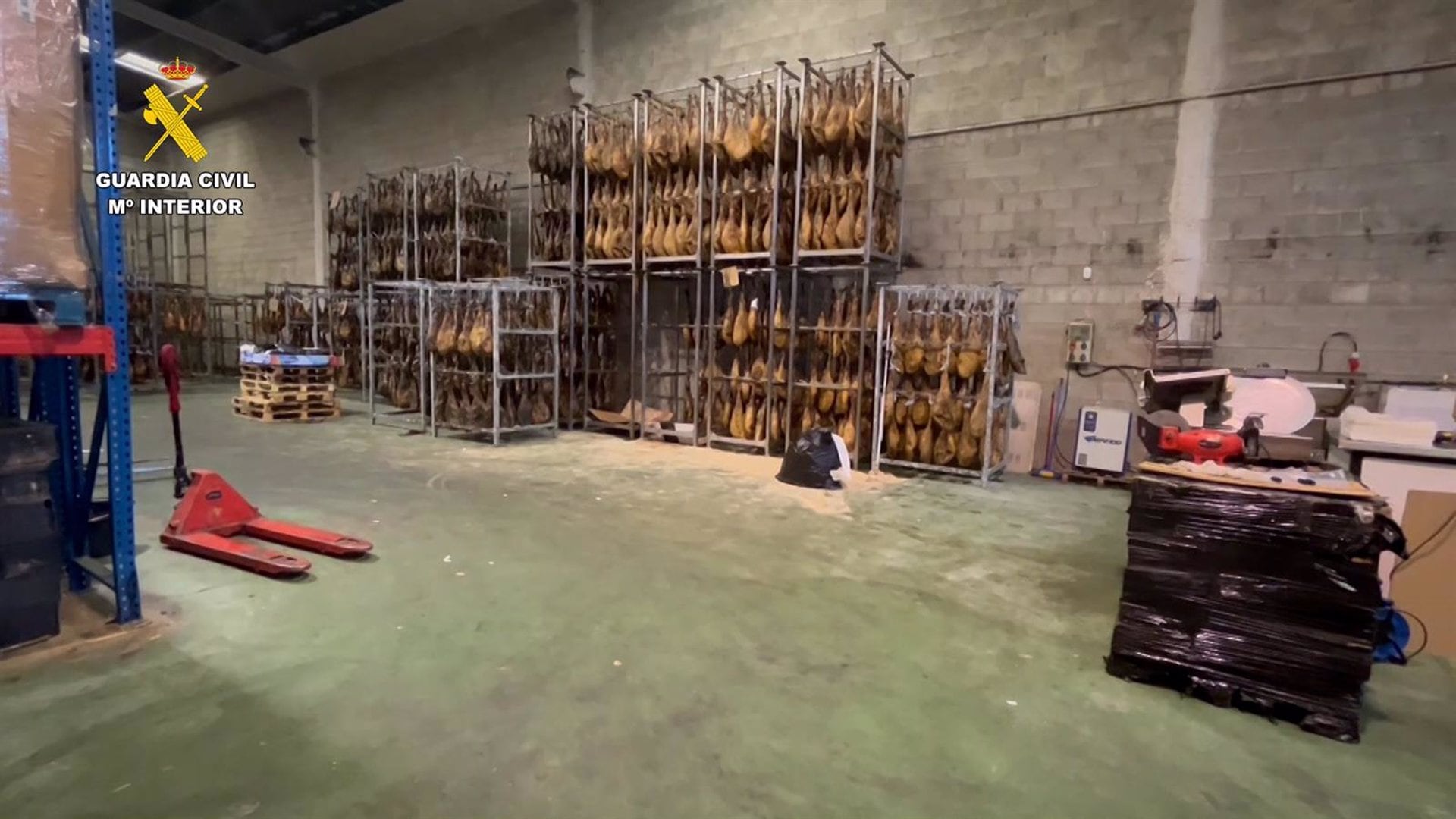 24/06/2023 Nave donde eran almacenados los jamones.

Agentes de la Guardia Civil, junto con técnicos de la Delegación Territorial de Salud y Consumo de Sevilla, han incautado más de 50.000 kilos de jamones y paletas de cerdo localizados en dos almacenes clandestinos situados en Alcalá de Guadaíra y Dos Hermanas, donde los efectivos han descubiertos cámaras de congelación en tan mal estado, que había columnas de hielo que unían el techo de las cámaras con el suelo e incluso jamones que estaban totalmente cubiertos de moho o con gusanos.

POLITICA 
GUARDIA CIVIL
