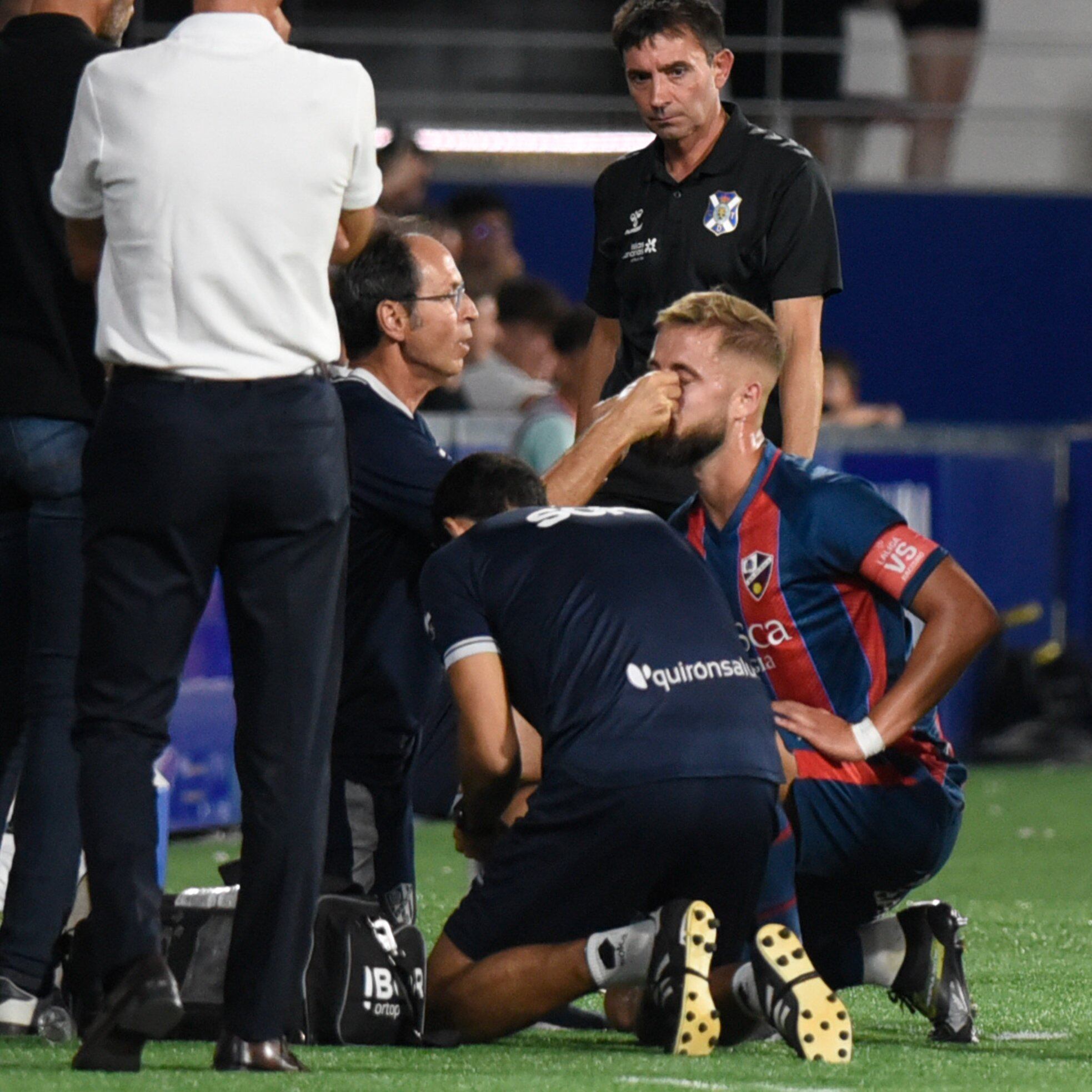 Jorge Pulido tuvo que ser atendido durante el partido