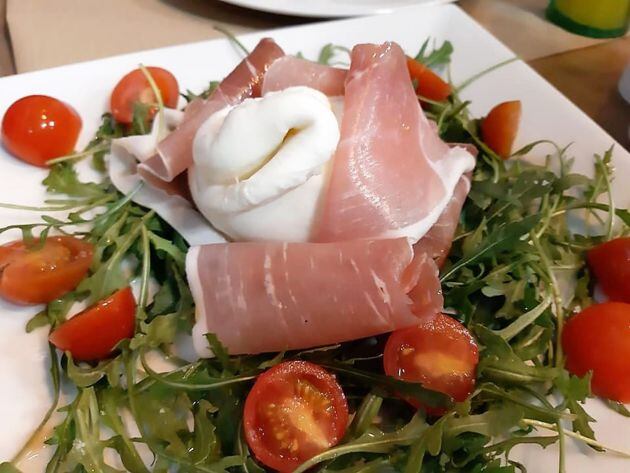 Burrata con rúcula, tomates cherry y jamón curado