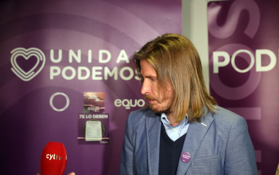 El secretario general de Podemos Castilla y León, Pablo Fernández, tras conocer el resultado de las elecciones autonómicas que le deja con un solo procurador en el Parlamento autonómico