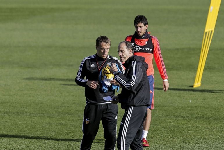 GRA109. VALENCIA, 01122015.- El entrenador provisional del Valencia CF, Salvador &#039;Voro&#039; González, dirige a la plantilla del primer equipo durante el entrenamiento celebrado esta mañana en la ciudad deportiva del club. EFEManuel Bruque