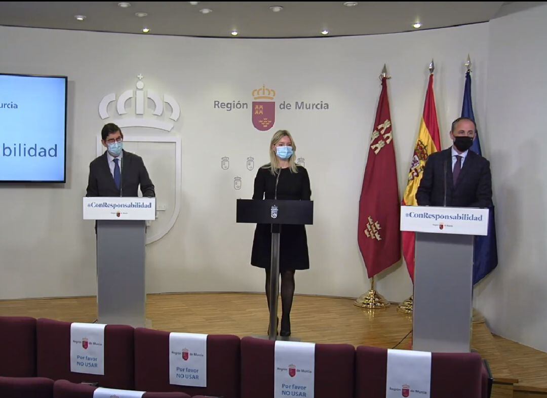 Los consejeros Villegas, Vidal y Celdrán (de izquierda a derecha) tras la celebración del Consejo de Gobierno