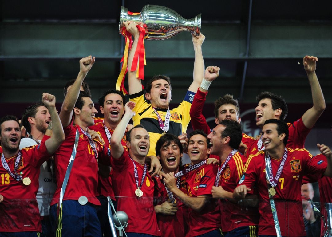 Casillas celebra la Eurocopa conseguida en 2012