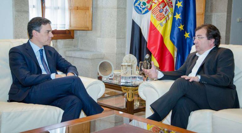 El secretario general del PSOE, Pedro Sánchez y el presidente de la Junta de Extremadura Guillermo Fernández Vara