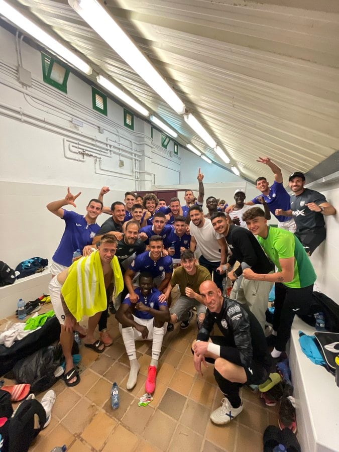 Los jugadores del Ath. Torrellano celebran su triunfo ante el Villarreal C