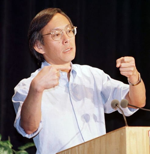 Steven Chu explica la teoría que le reportó el Nobel de Física en 1997 en la universidad de Standford  en Palo Alto, California