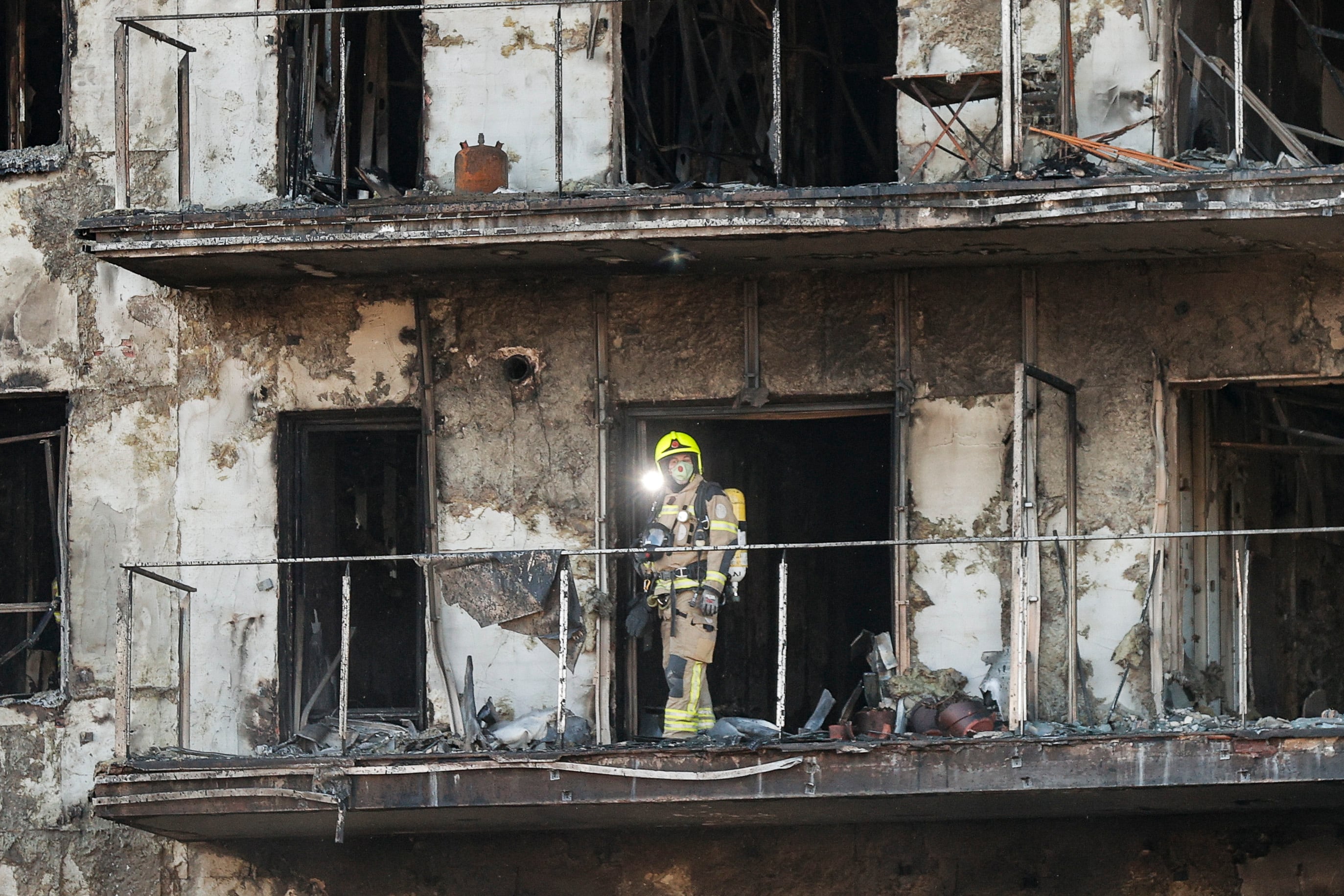 Un bombero trabaja en el edificio incendiado en el barrio de Campanar de València