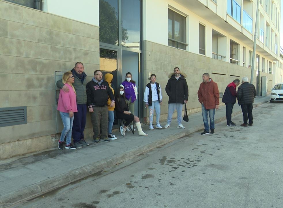 Vecinos de la finca de Almoines que es propiedad de la SAREB.