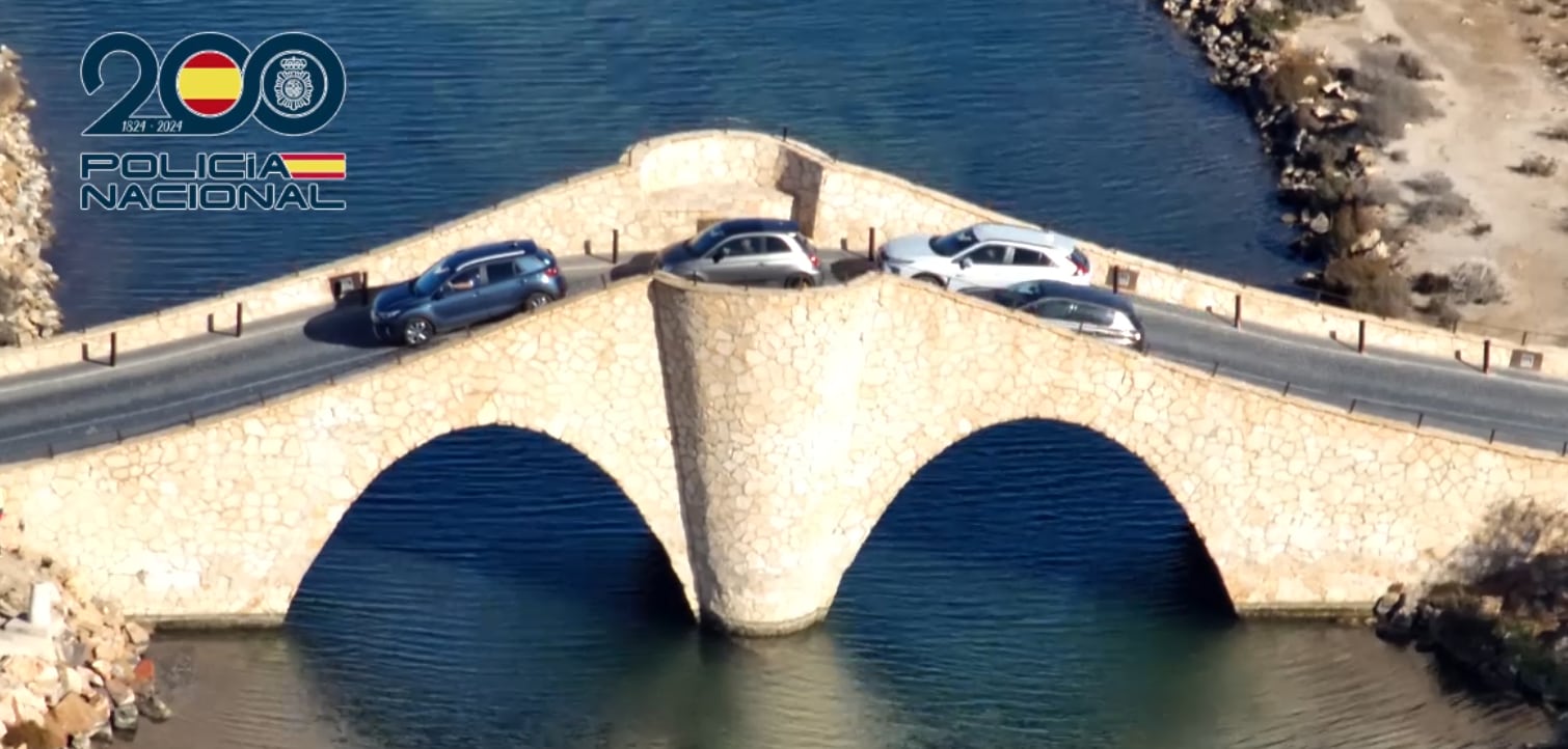 Momento en el que la Policía Nacional acorrala con varios vehículos al fugitivo que estaba en paradero desconocido y se escondía en La Manga del Mar Menor. Policía Nacional.