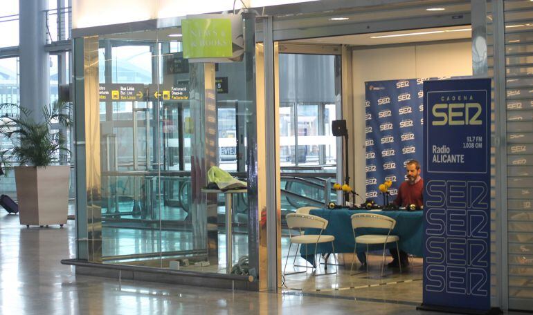 Programa de Radio Alicante en el Aeropuerto de Alicante-Elche con motivo de la llegada del pasajero 12 millones