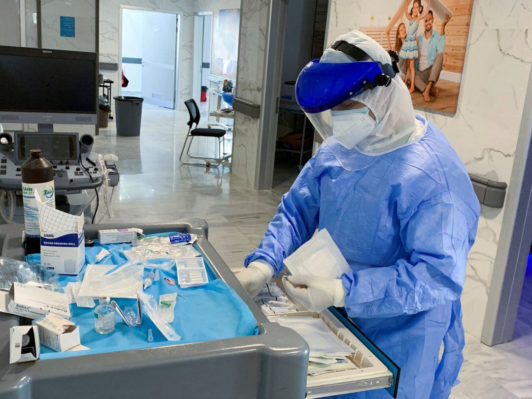 Un profesional de la medicina ejerce su trabajo