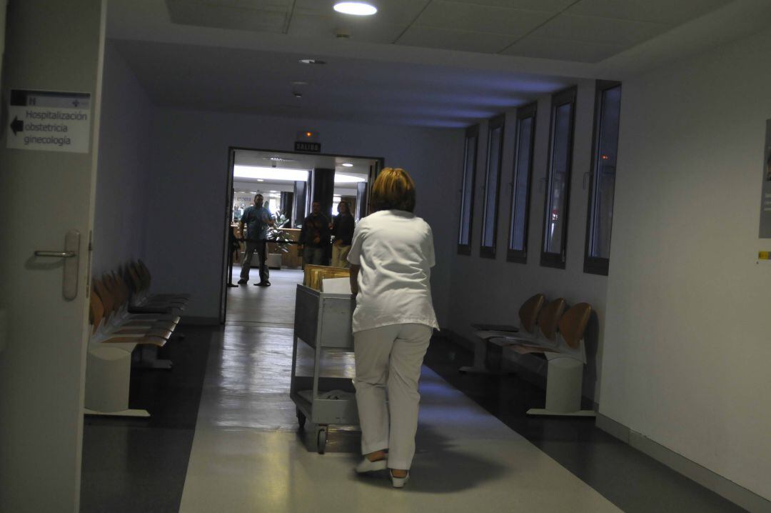Un profesional sanitario dentro del Hospital General de Segovia