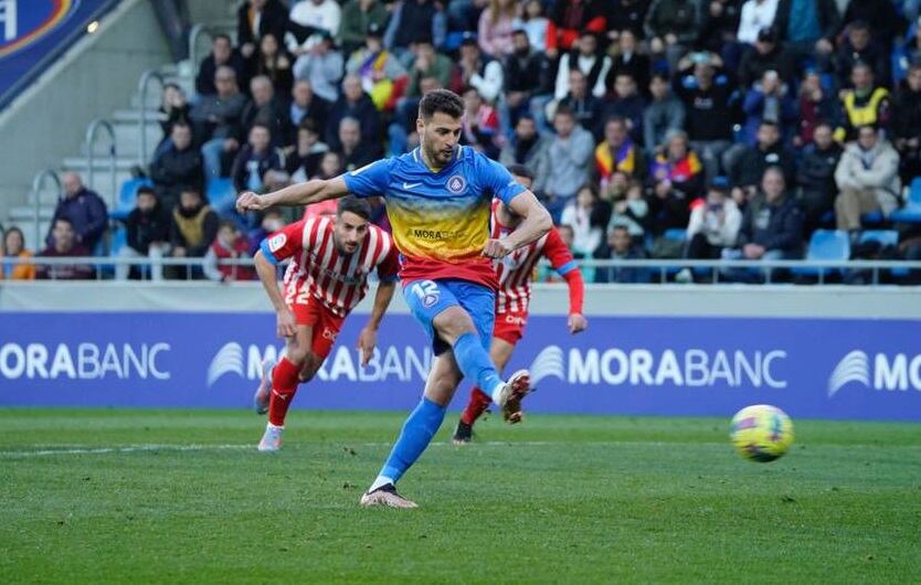 Sinan Bakis lanza un penalti con el Andorra