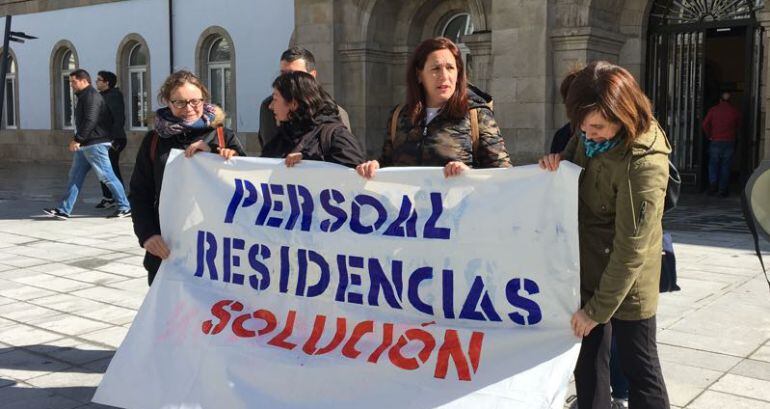 Protesta de los trabajadores de las residencias ante la Diputación de Lugo