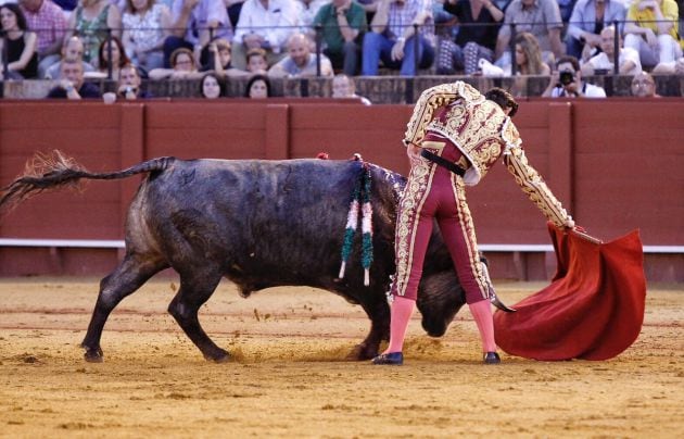 Curro Durán ante el primer novillo de su lote