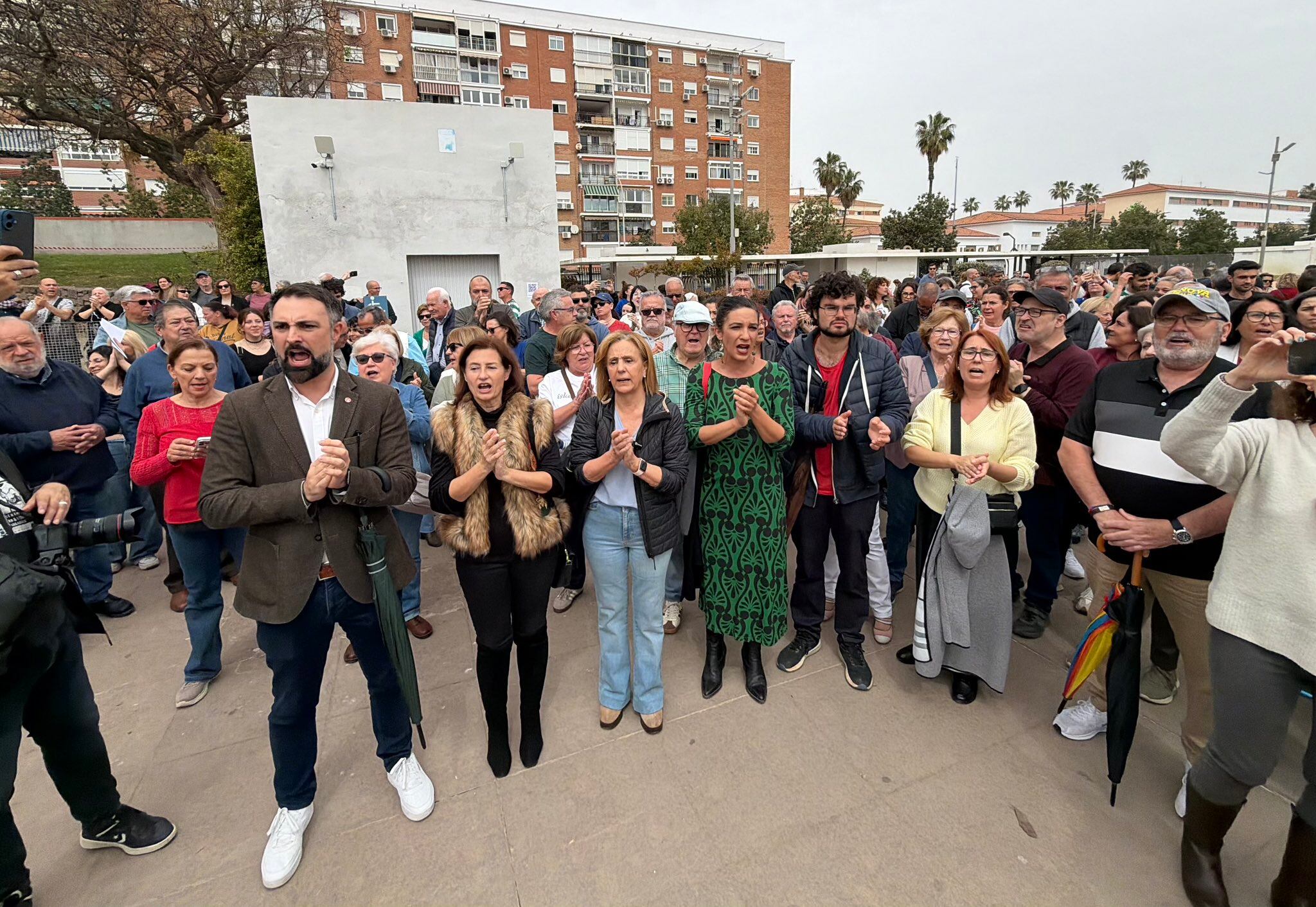 Grupo municipal del PSOE en concentración con vecinos en Parque del Oeste