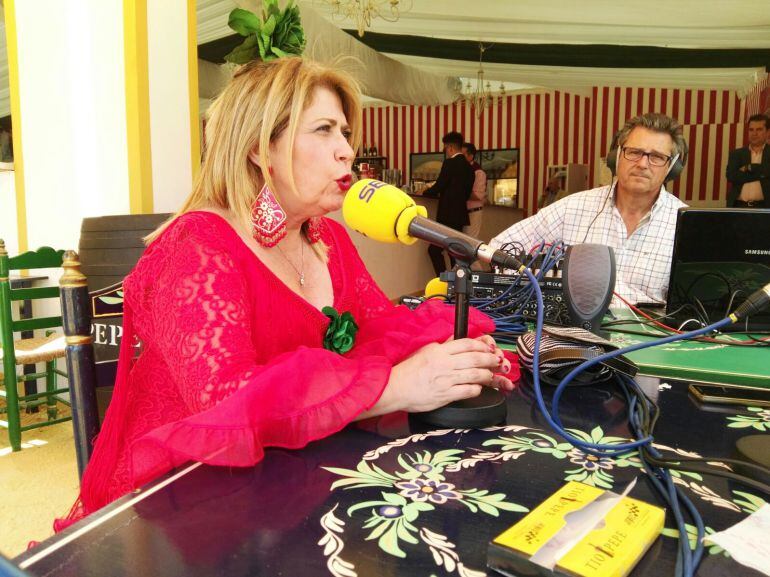 Mamen Sánchez, alcaldesa de Jerez, durante su visita a la caseta de Radio Jerez