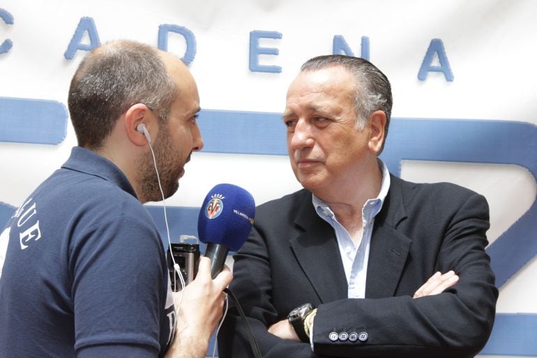 El jefe de deportes de Radio Castellón, Xavi Sidro, entrevista al presidente del Villarreal CF, Fernando Roig