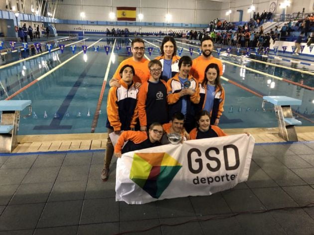 Marta, junto a sus compañeros de club en los campeonatos.