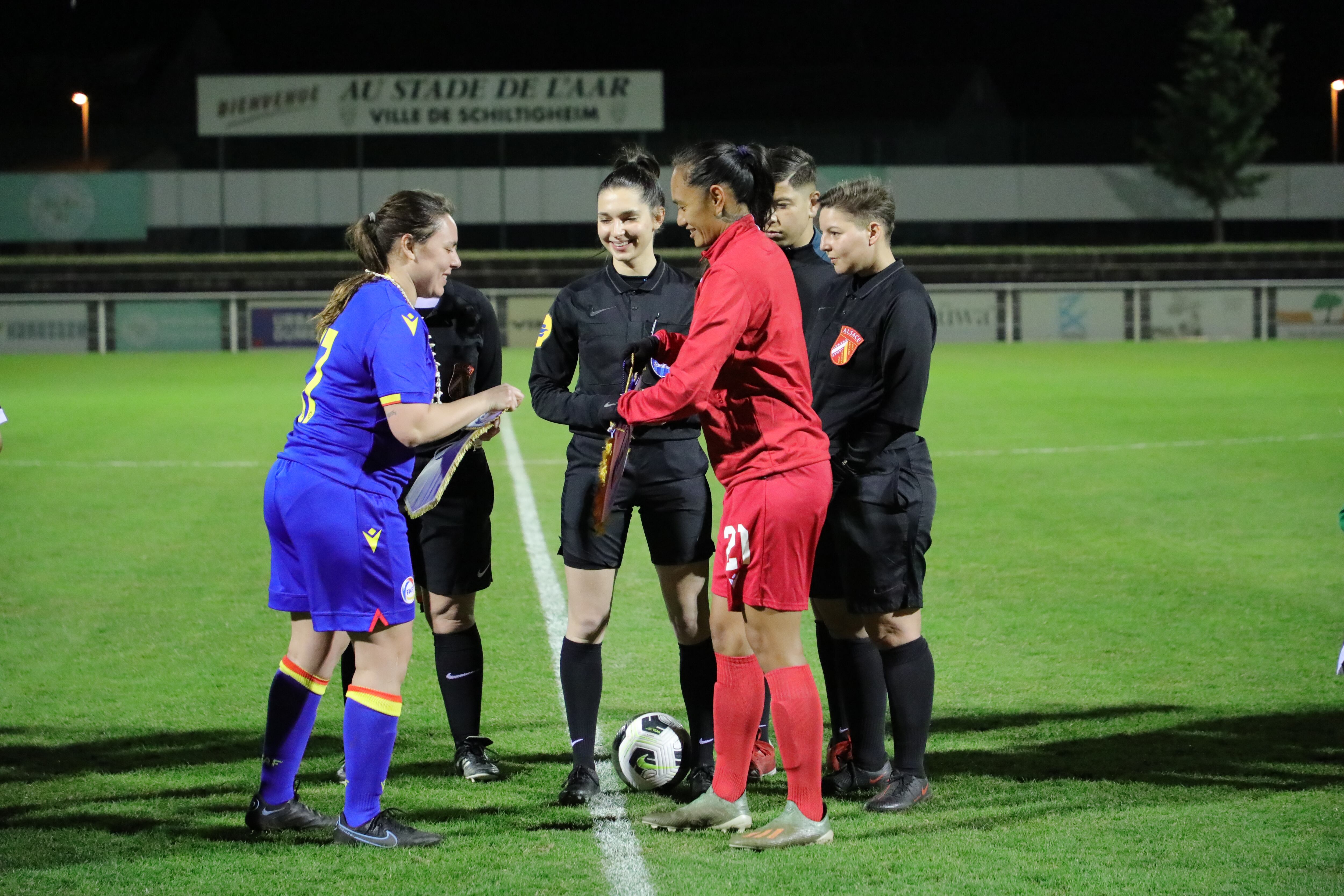 La selecció femenina s'estavella contra els pals.