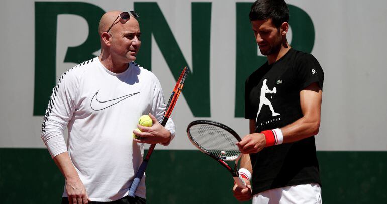 Djokovic escucha atentamente a André Agassi, su nuevo entrenador