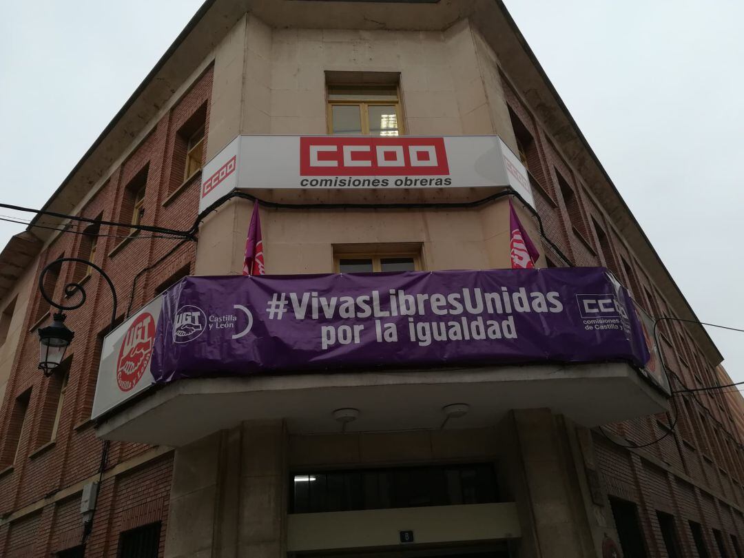 El edificio de los sindicatos de la Plaza del Trigo exhibe esta pancarta estos días